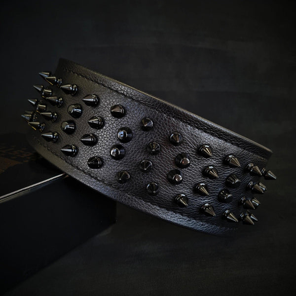 BESTIA COLLARS® “CROWN” – roku darbs melna ādas kakla siksna ar kniedēm un radzēm