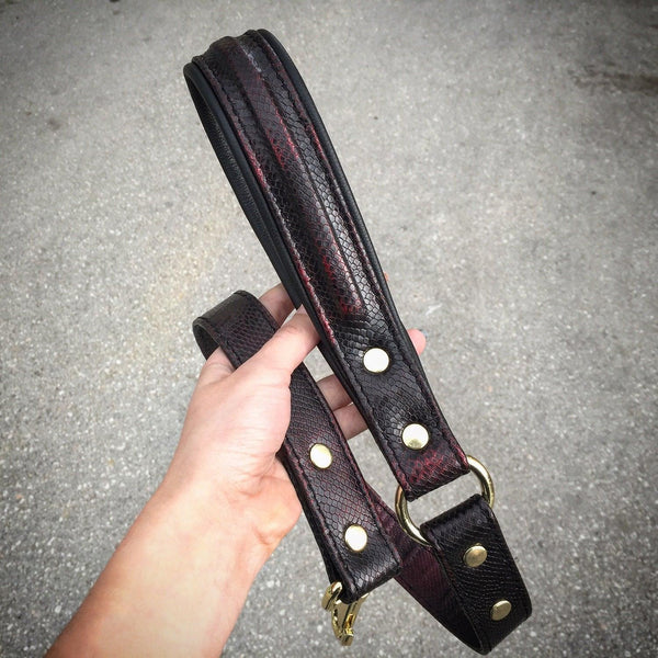 BESTIA COLLARS® “Cobra” – roku darbs ādas pavada suņiem